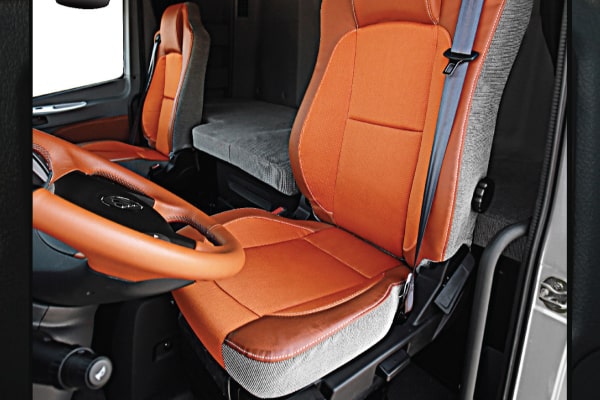 Ghế tài xế trên xe đầu kéo AUMAN EST FV 400